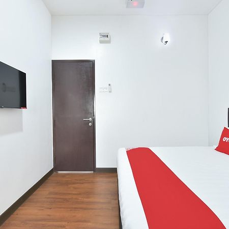 Oyo 90869 Hotel Madeena Inn 雪邦 外观 照片