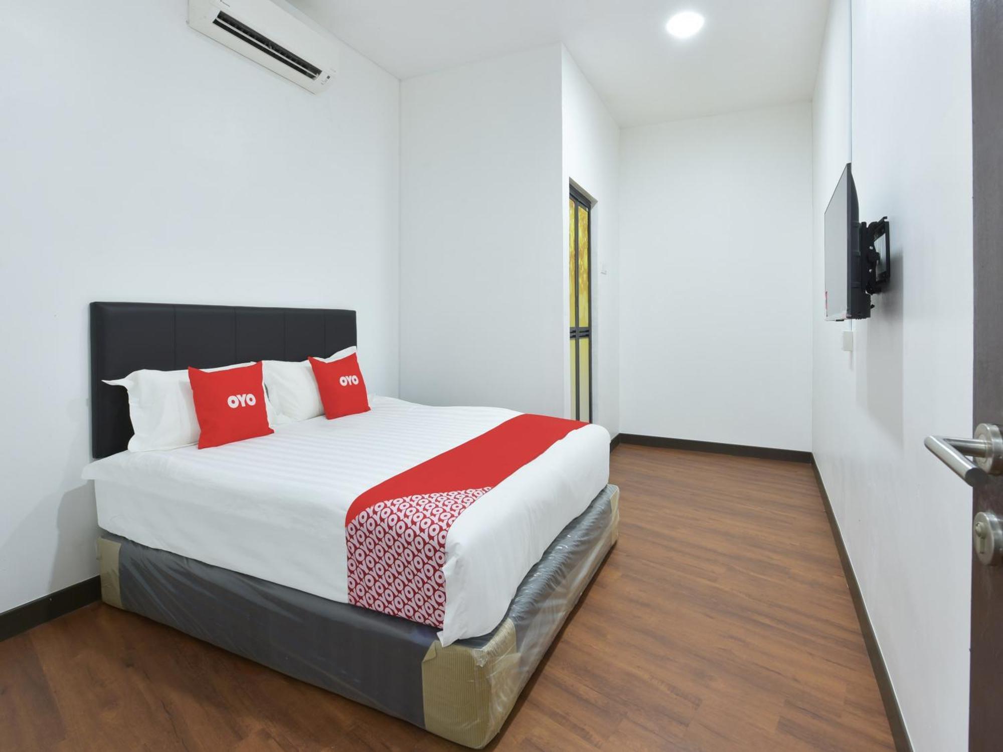 Oyo 90869 Hotel Madeena Inn 雪邦 外观 照片