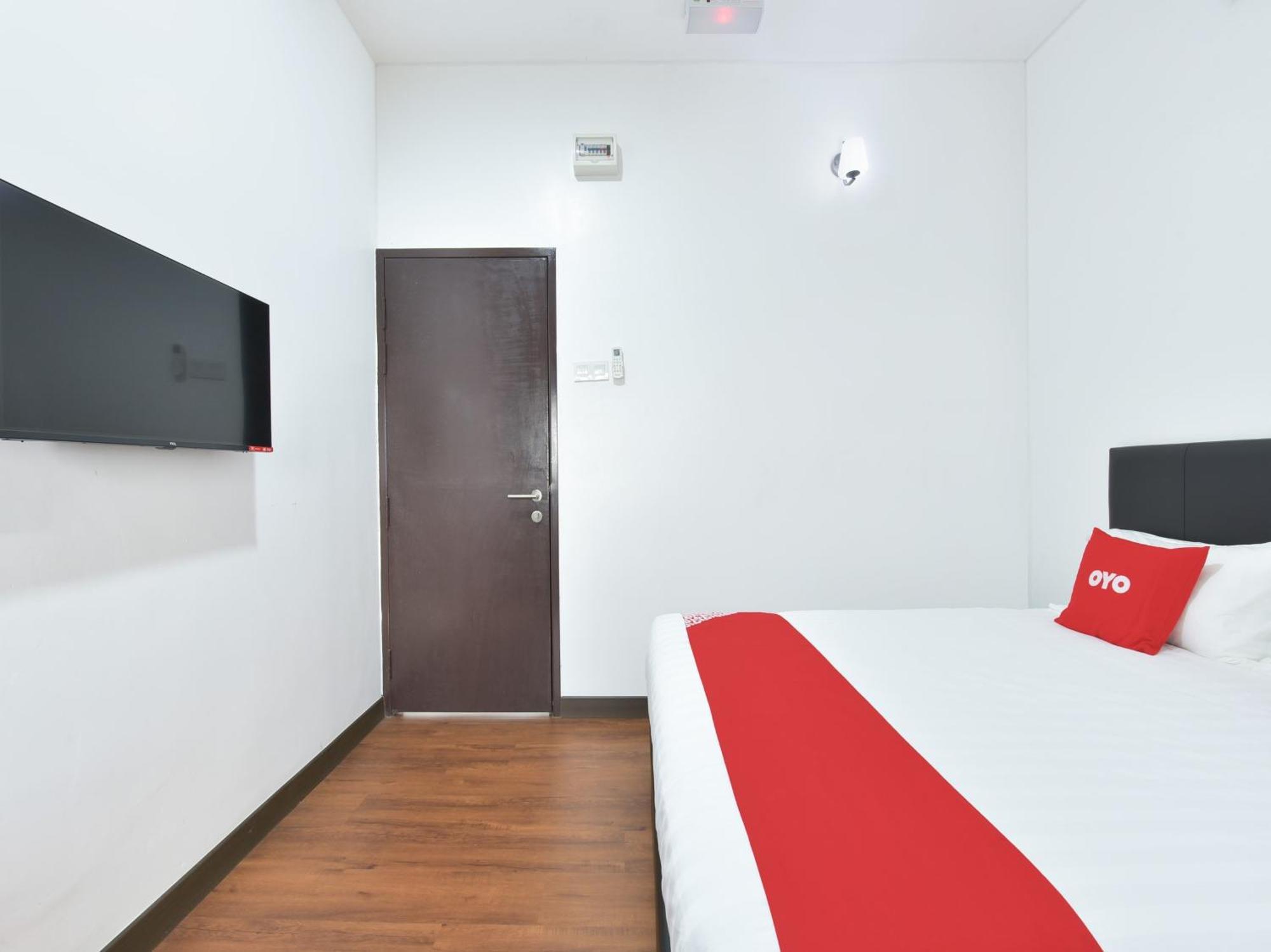 Oyo 90869 Hotel Madeena Inn 雪邦 外观 照片