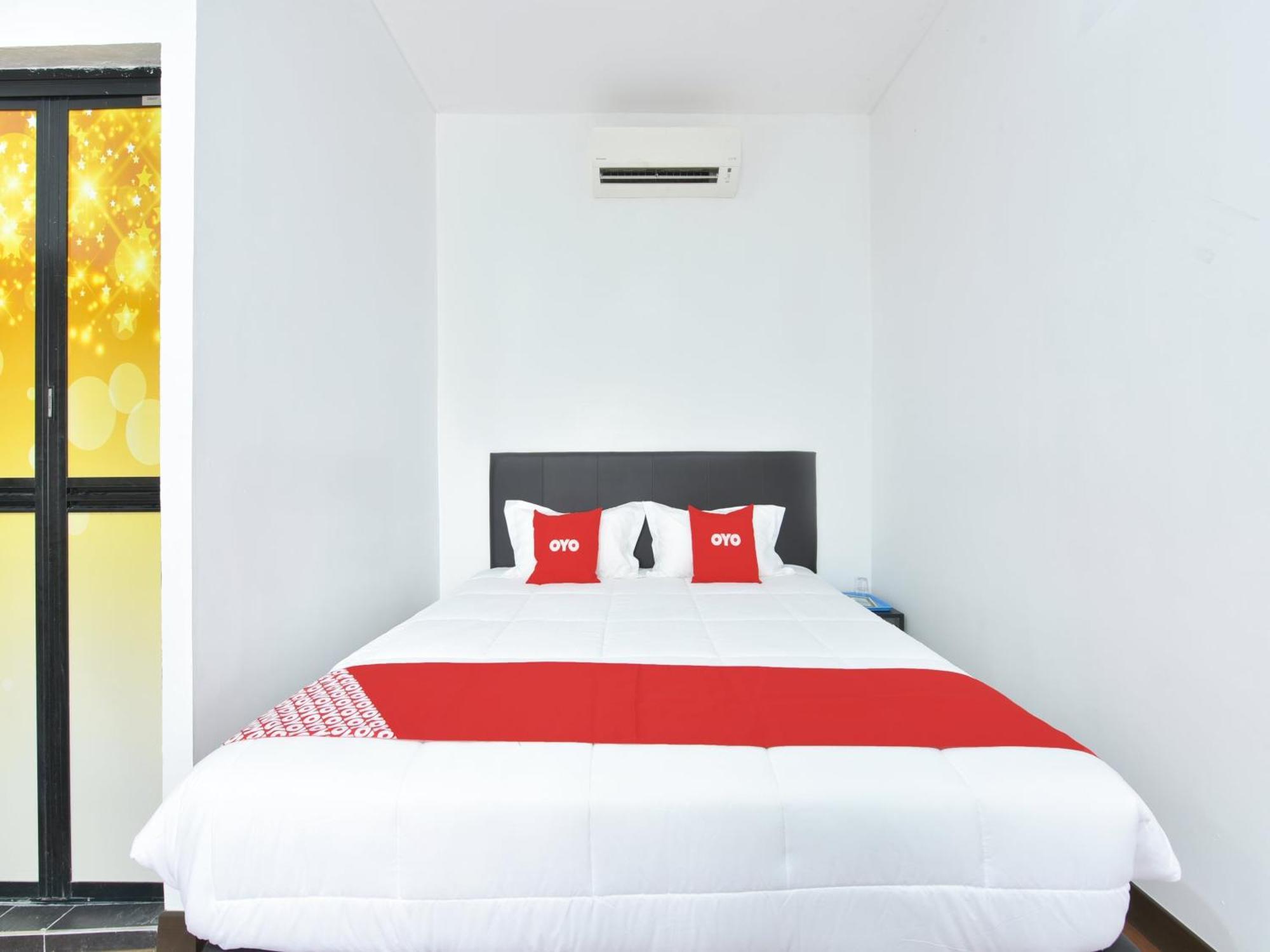 Oyo 90869 Hotel Madeena Inn 雪邦 外观 照片