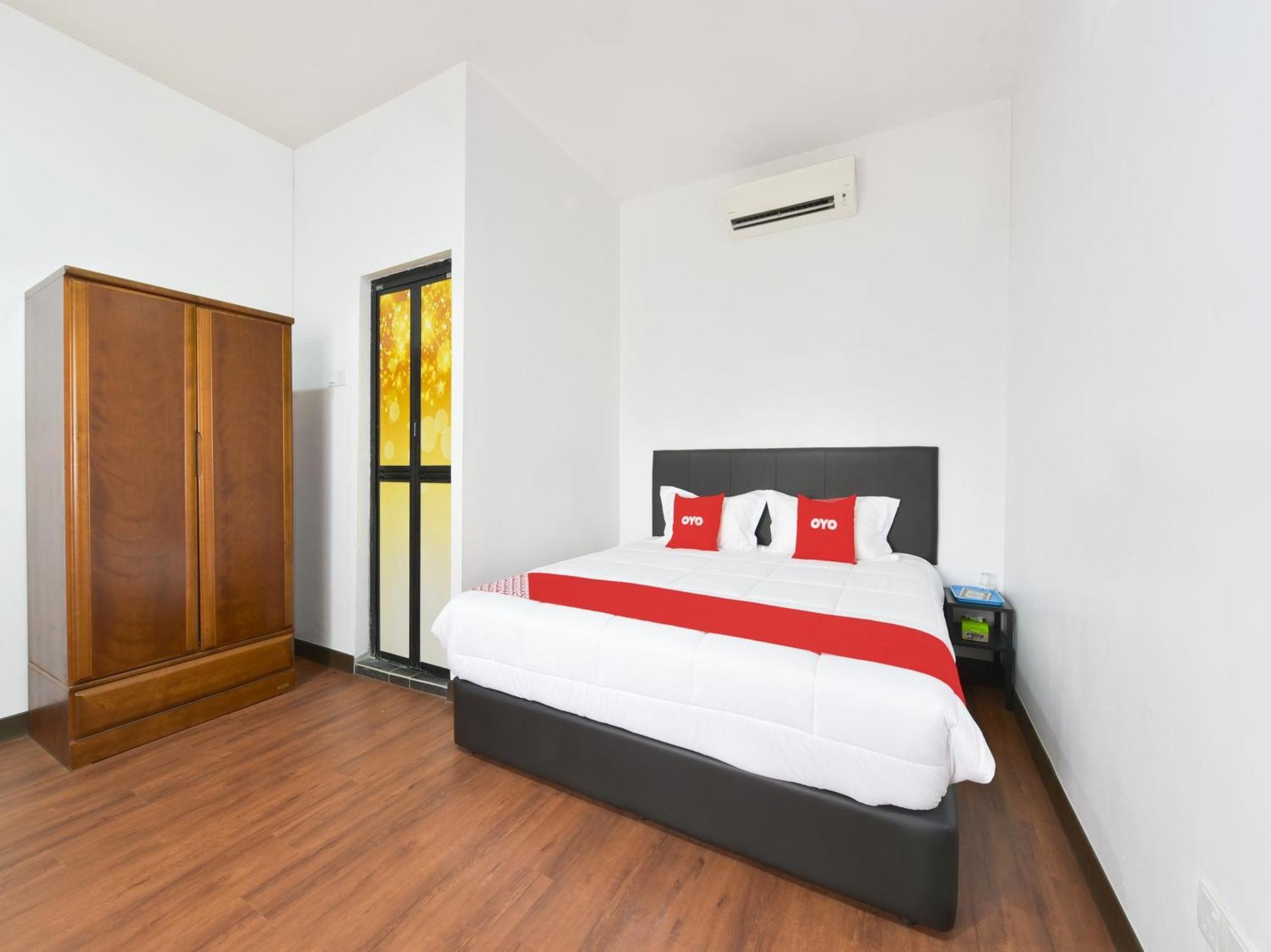 Oyo 90869 Hotel Madeena Inn 雪邦 外观 照片