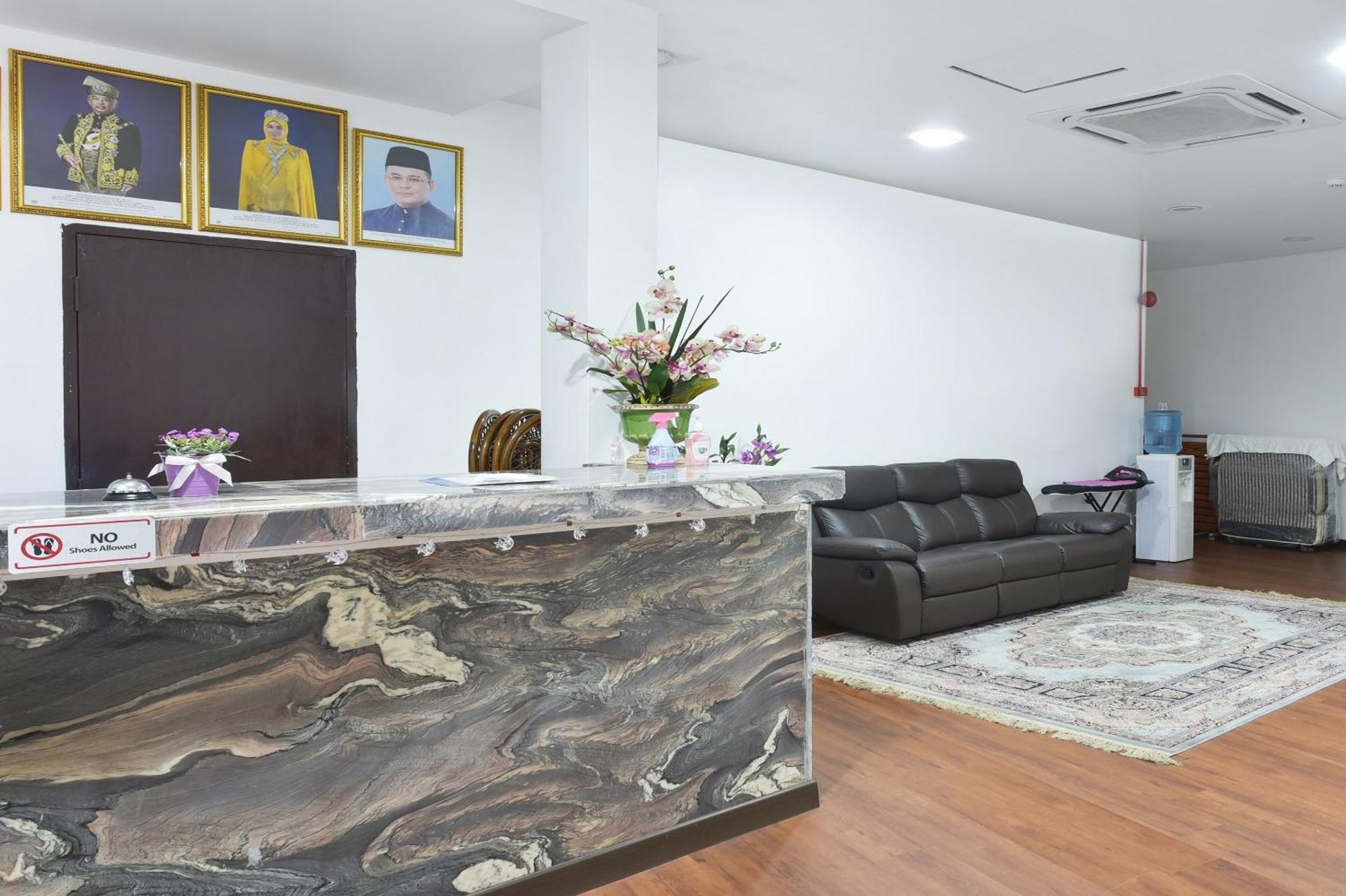 Oyo 90869 Hotel Madeena Inn 雪邦 外观 照片
