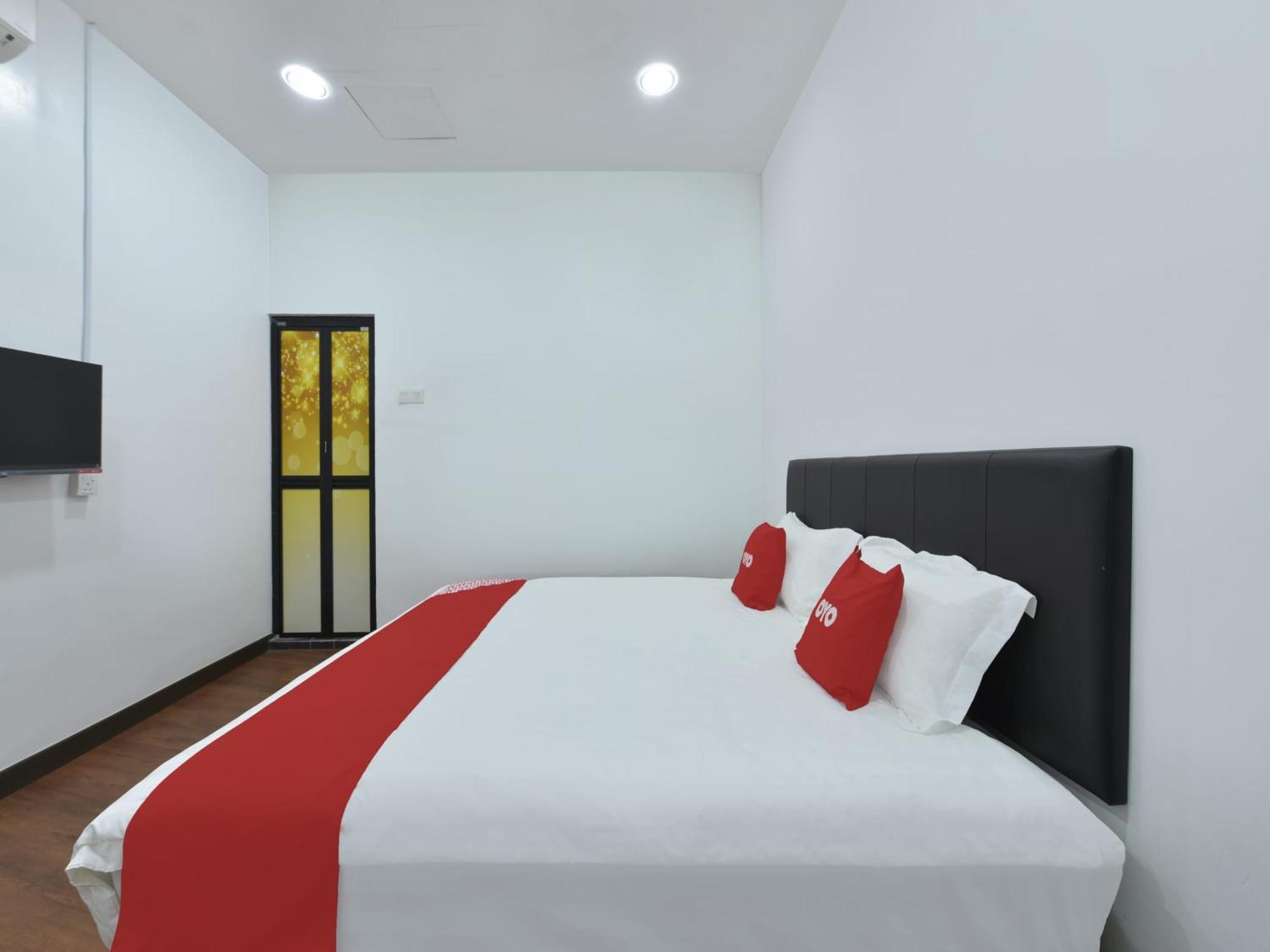 Oyo 90869 Hotel Madeena Inn 雪邦 外观 照片