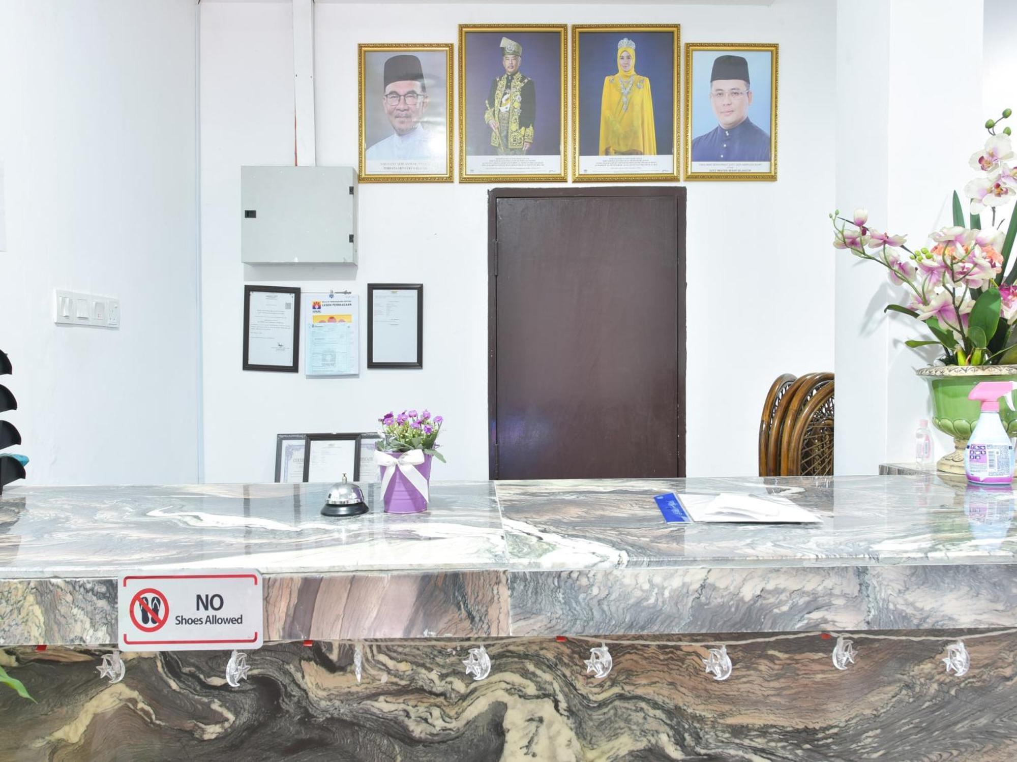Oyo 90869 Hotel Madeena Inn 雪邦 外观 照片