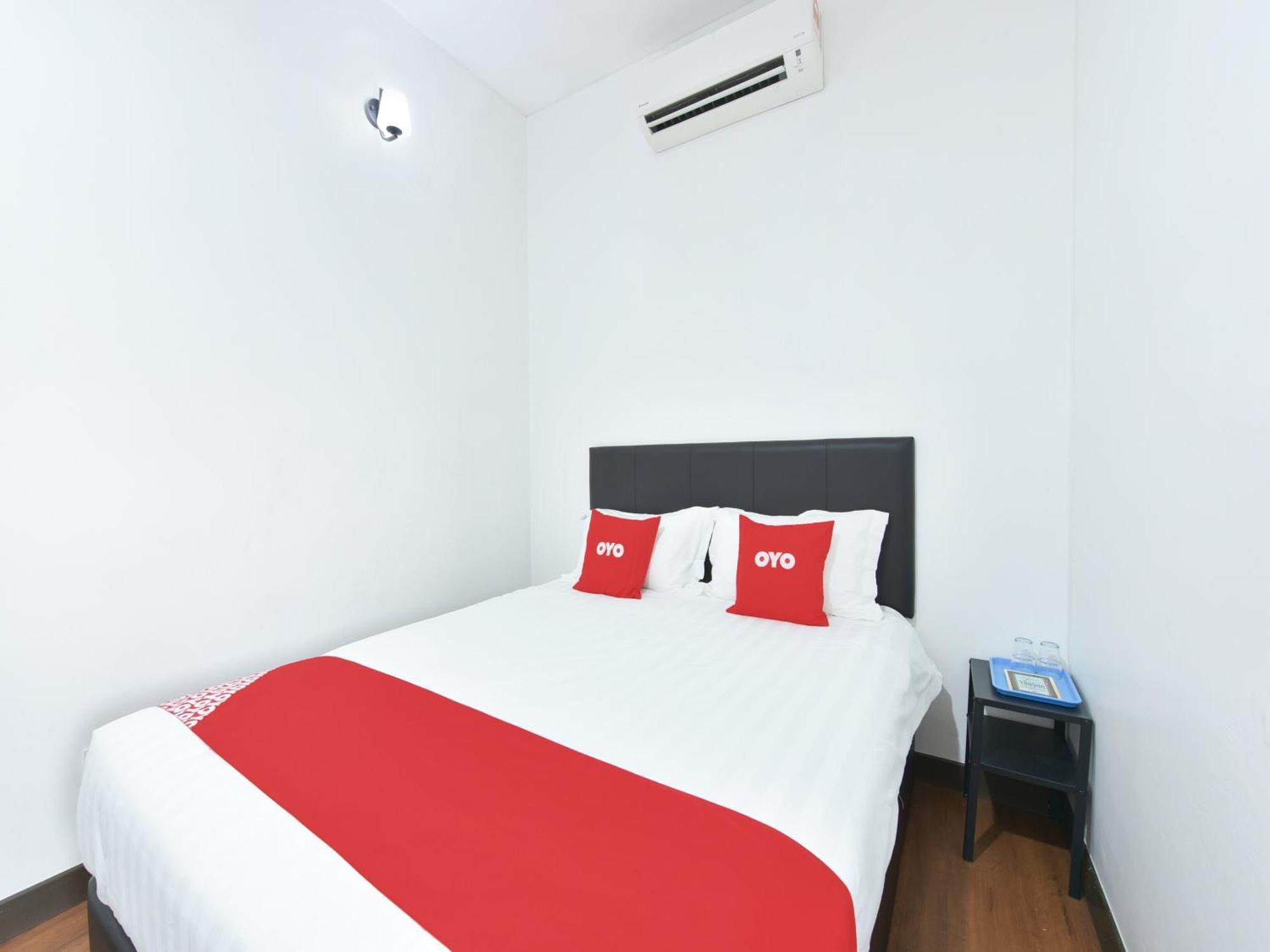 Oyo 90869 Hotel Madeena Inn 雪邦 外观 照片