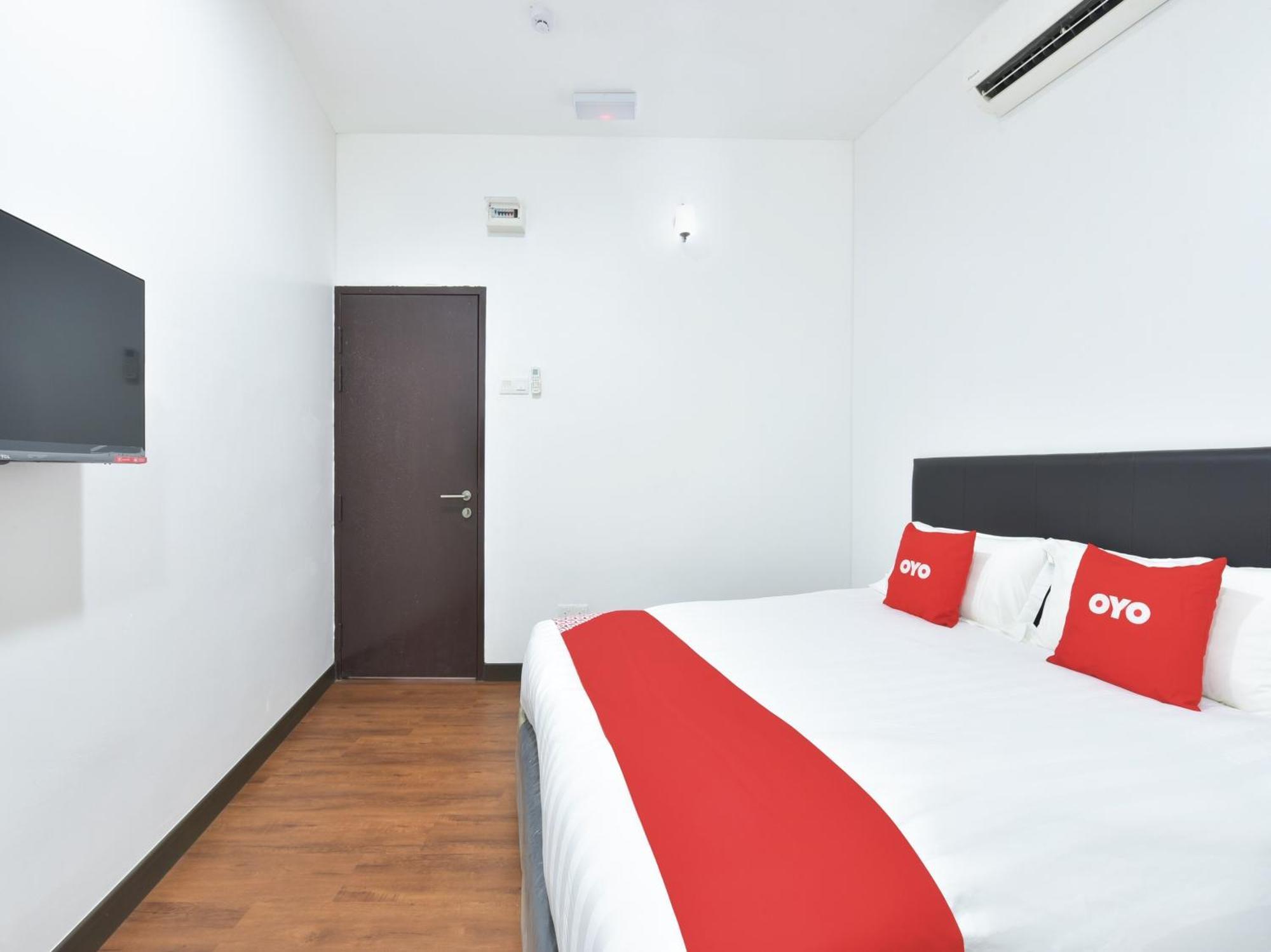Oyo 90869 Hotel Madeena Inn 雪邦 外观 照片