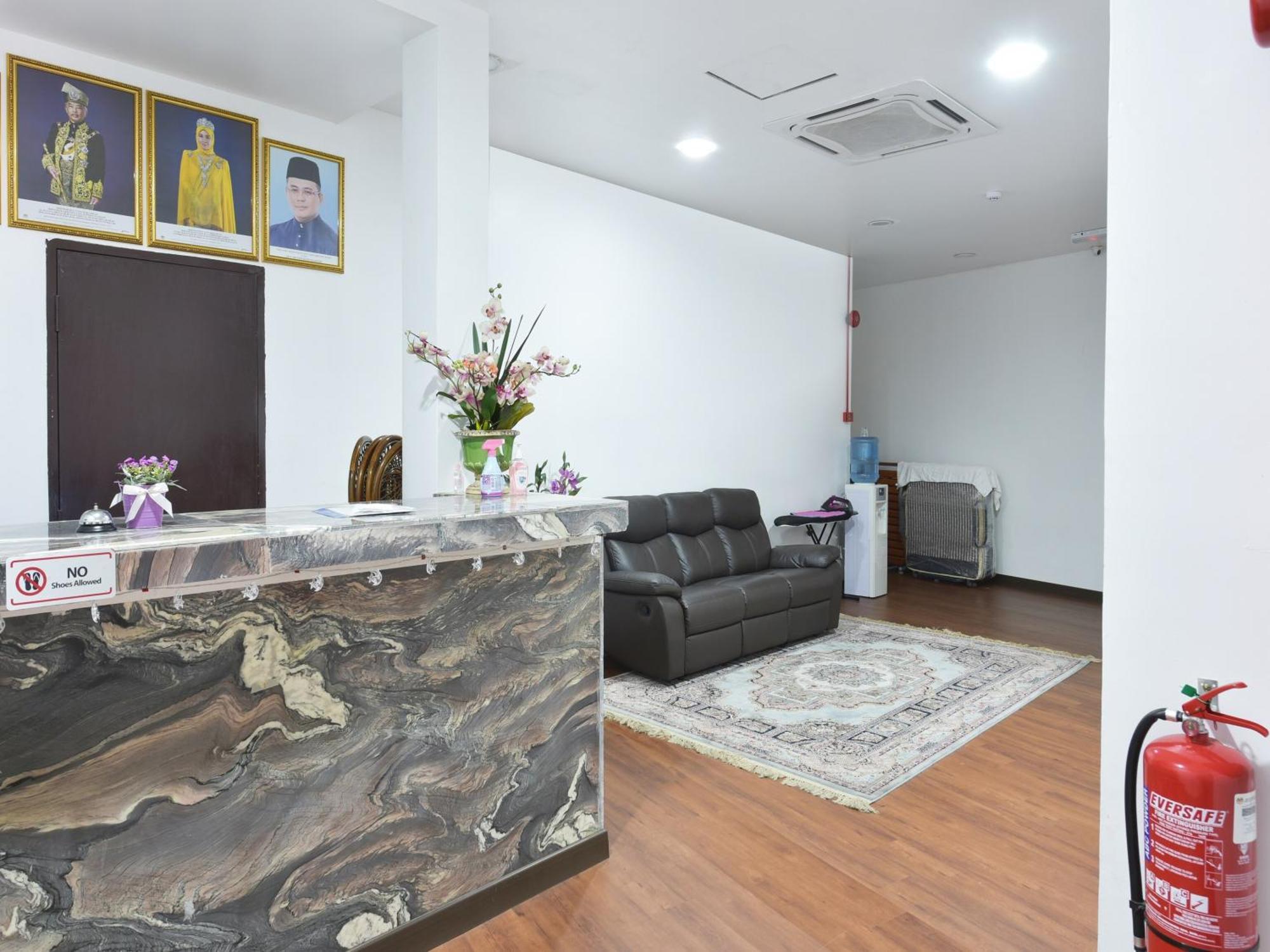 Oyo 90869 Hotel Madeena Inn 雪邦 外观 照片