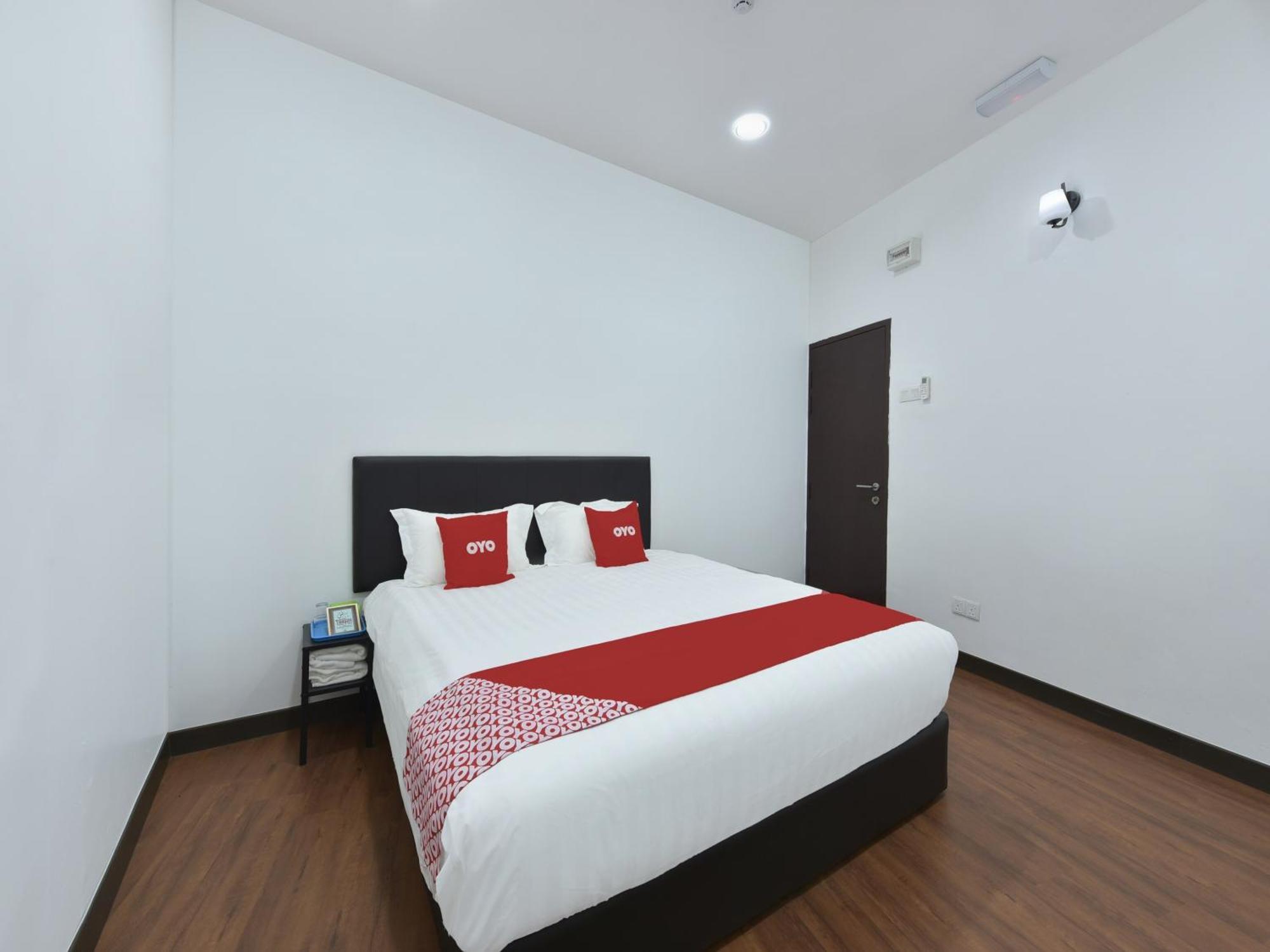 Oyo 90869 Hotel Madeena Inn 雪邦 外观 照片