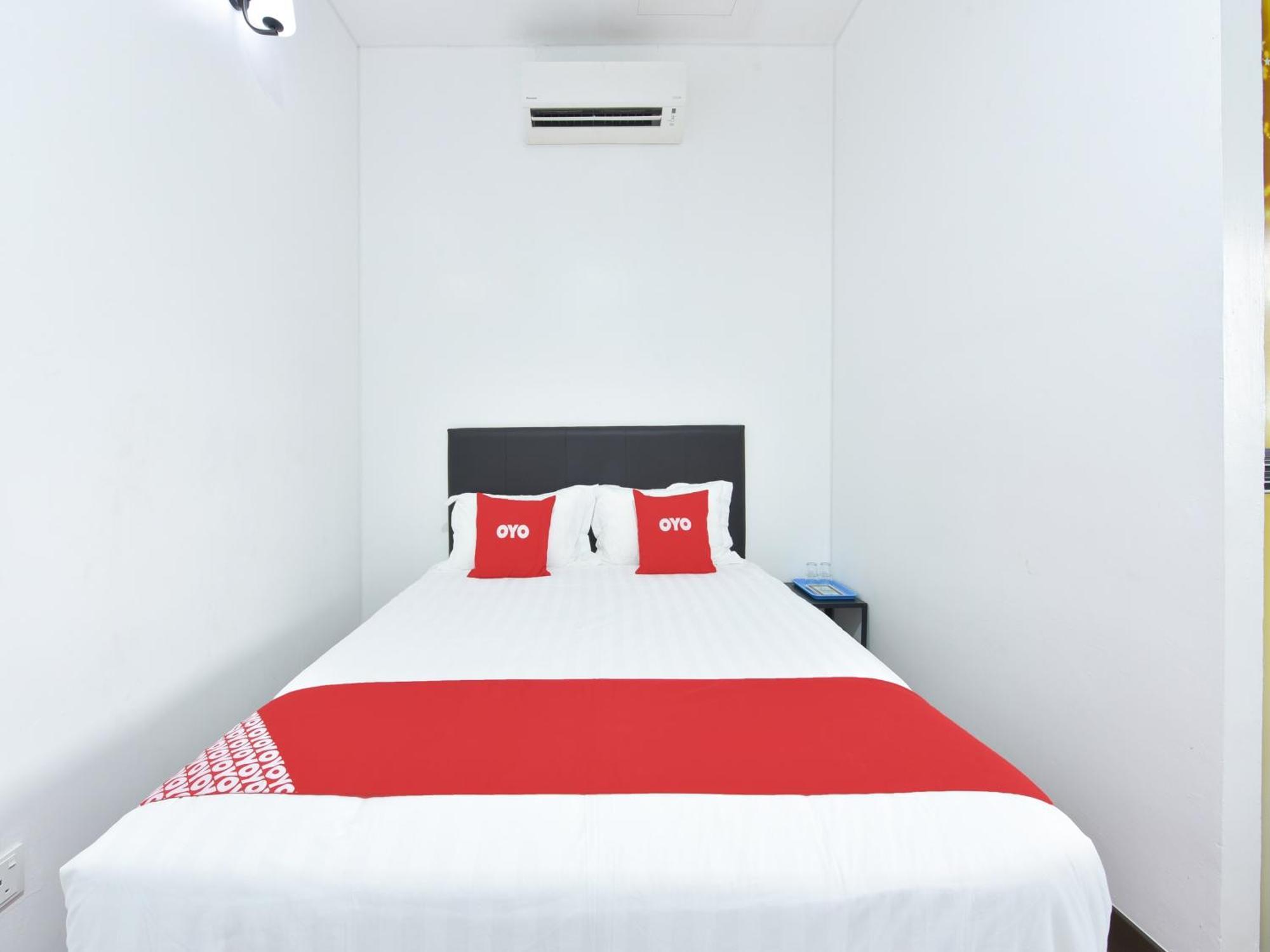 Oyo 90869 Hotel Madeena Inn 雪邦 外观 照片