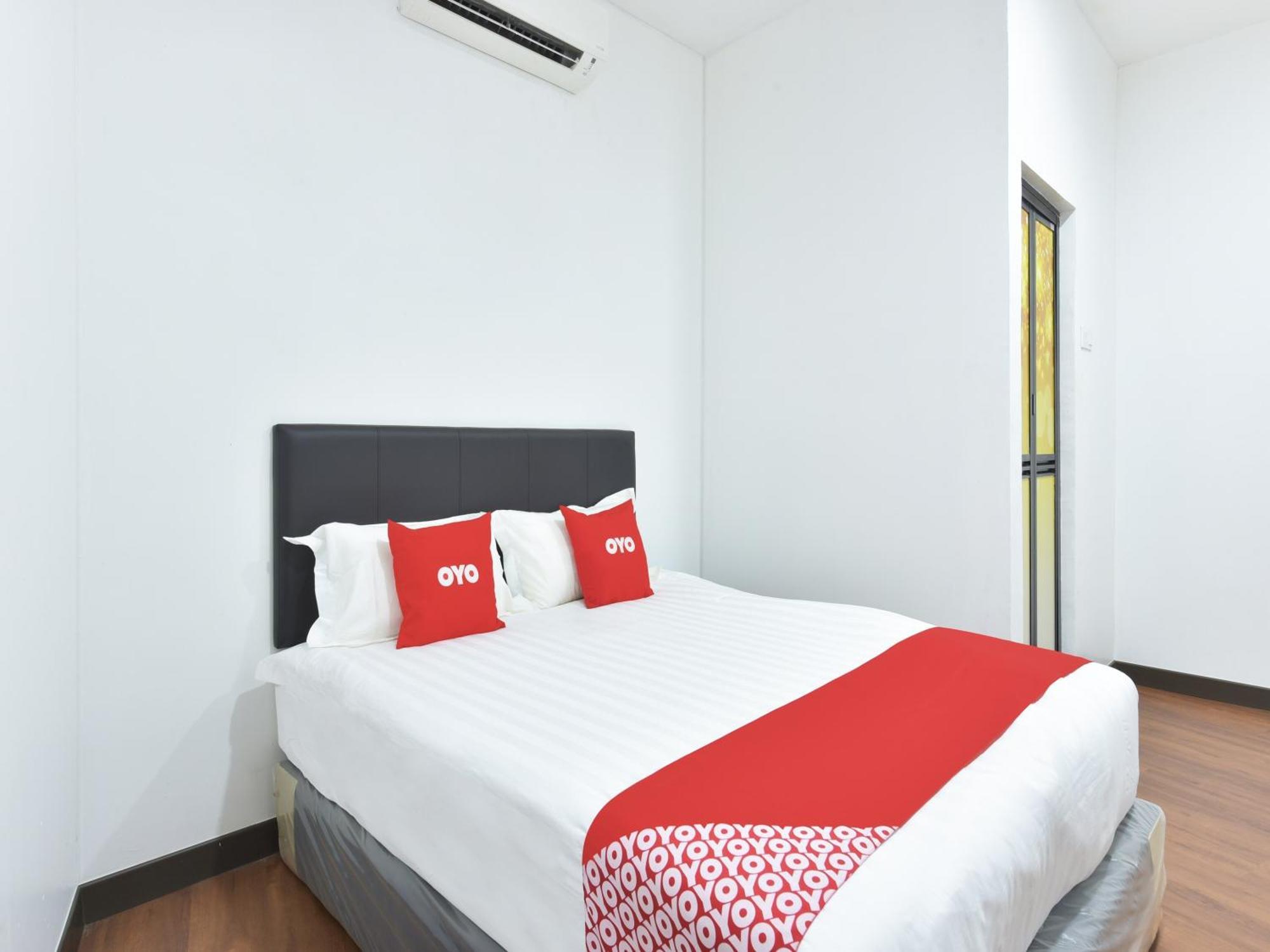 Oyo 90869 Hotel Madeena Inn 雪邦 外观 照片