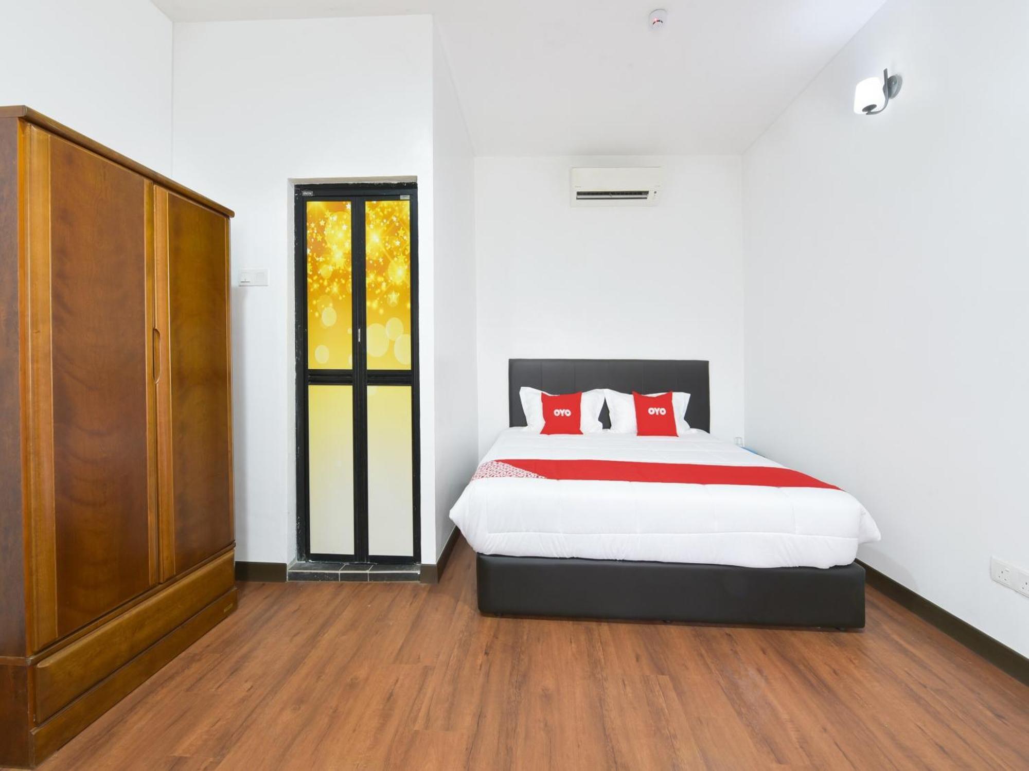 Oyo 90869 Hotel Madeena Inn 雪邦 外观 照片